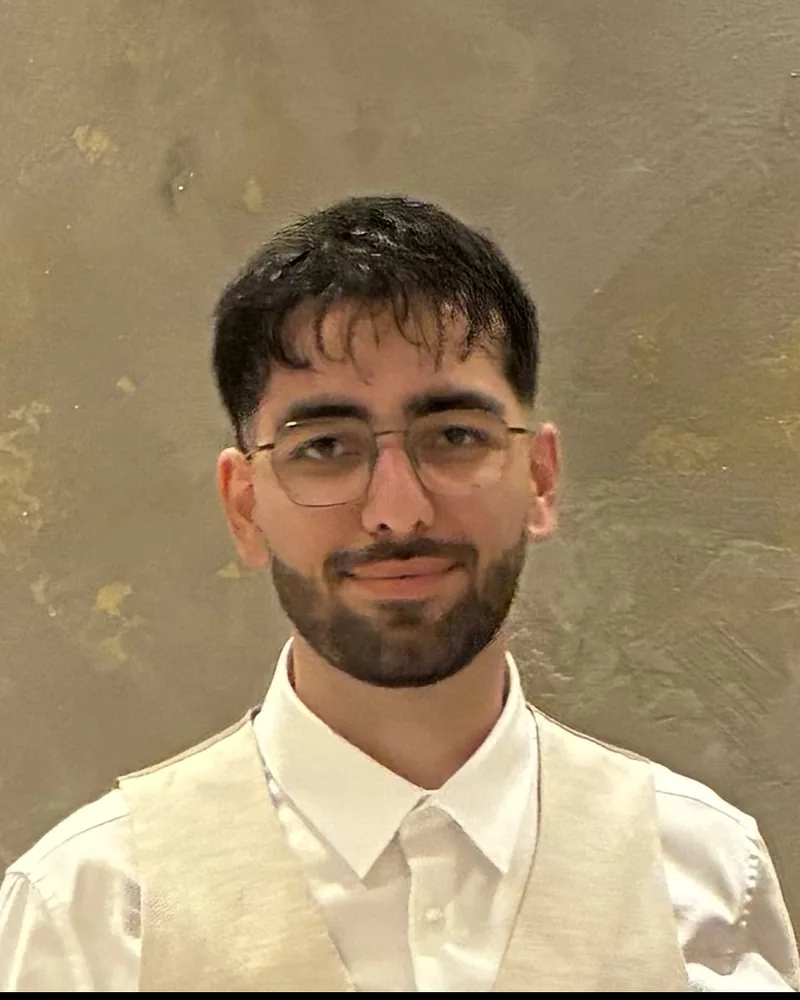 Portret van Bora Yazir
